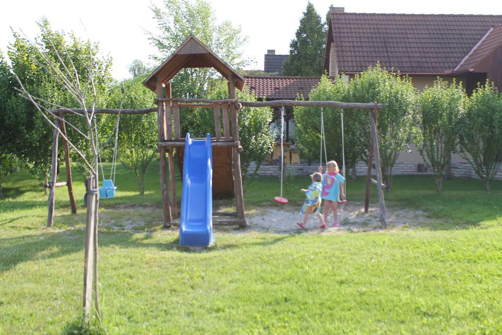 Ponty-Poronty Vendeghaz Hotel Nagybaracska Bagian luar foto