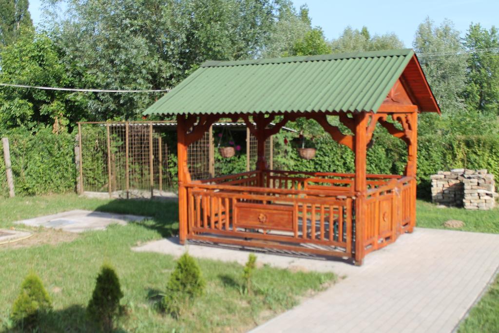 Ponty-Poronty Vendeghaz Hotel Nagybaracska Bagian luar foto